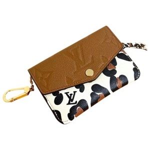 EUC Authentic Louis Vuitton Wild at Heart key/card holder 🖤🤎🐆